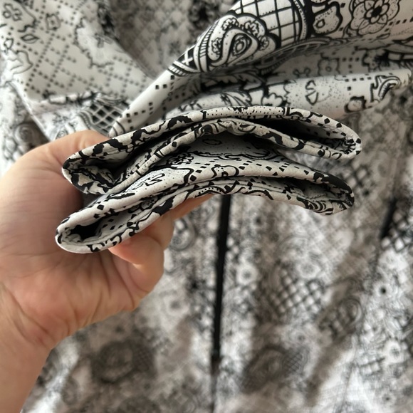 Beautiful Lululemon jacket - Picture 6 of 9